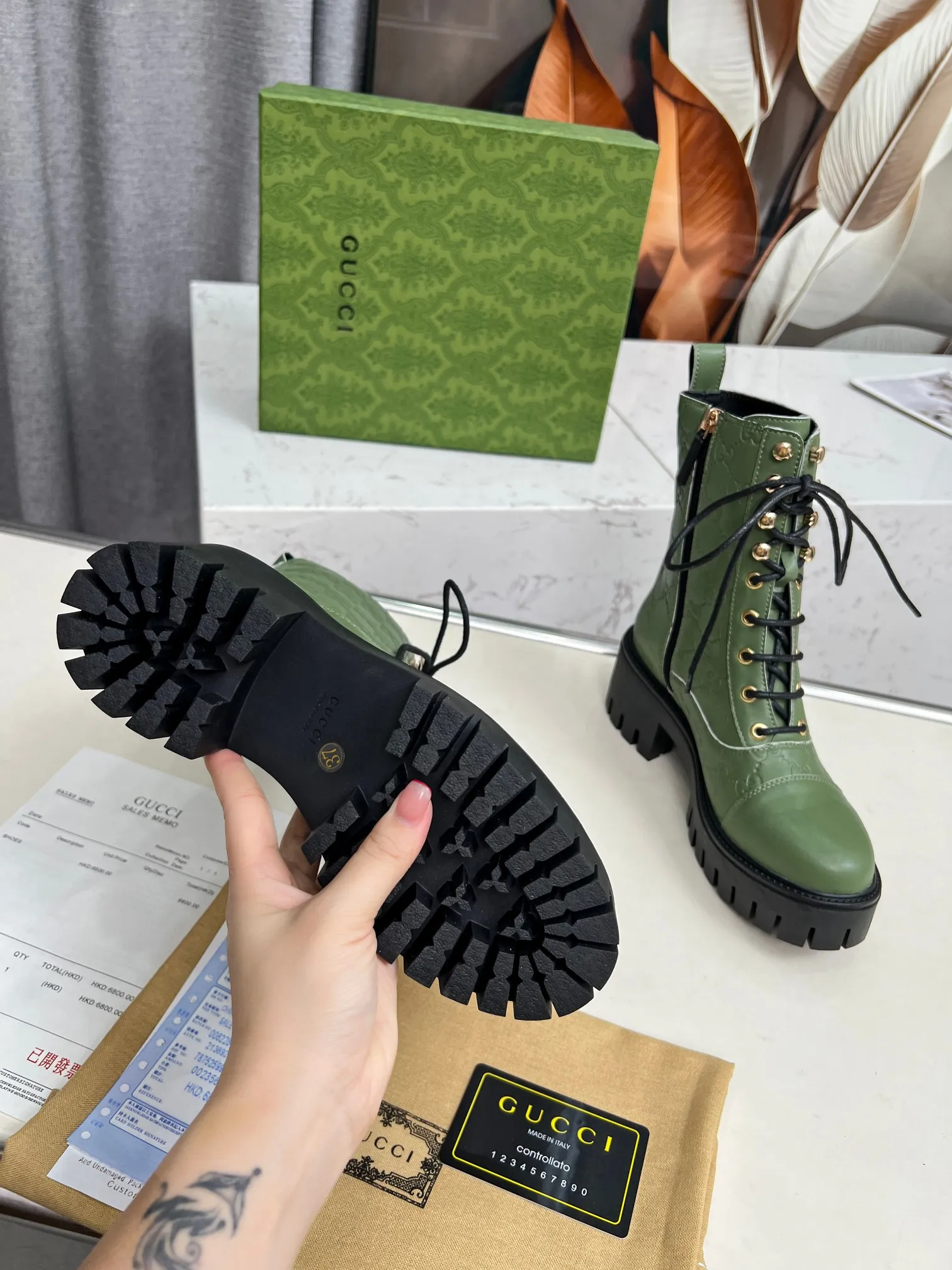 👟👟Ex-factory price 600👟👟 2025Gucci Gucci lace-up ankle boots. These lace-up ankle boots are made of Peugeot GG lace-up ankle boots. These lace-up ankle boots are carefully made of iconic GG cow leather, highlighting the brand's timeless and elegant aesthetic style. Featuring a bold silhouette, these ankle boots feature a rubber lug sole that provides secure support while giving the entire silhouette a modern, sophisticated feel. Lining: cowhide Heel height: 6 cm Size: 35-42#